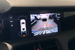 valkoinen Porsche Taycan 2020 kuva 17.