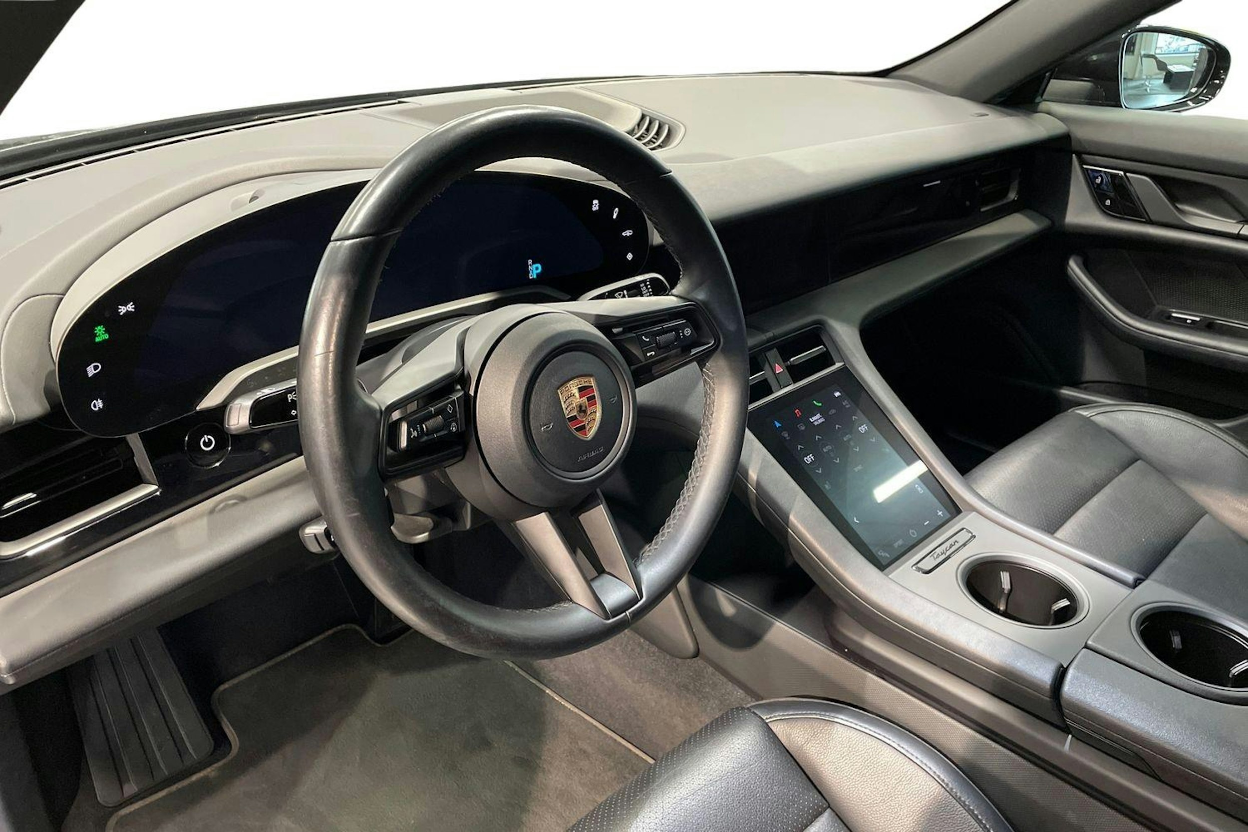 Musta Porsche Taycan 2020 kuva 6.