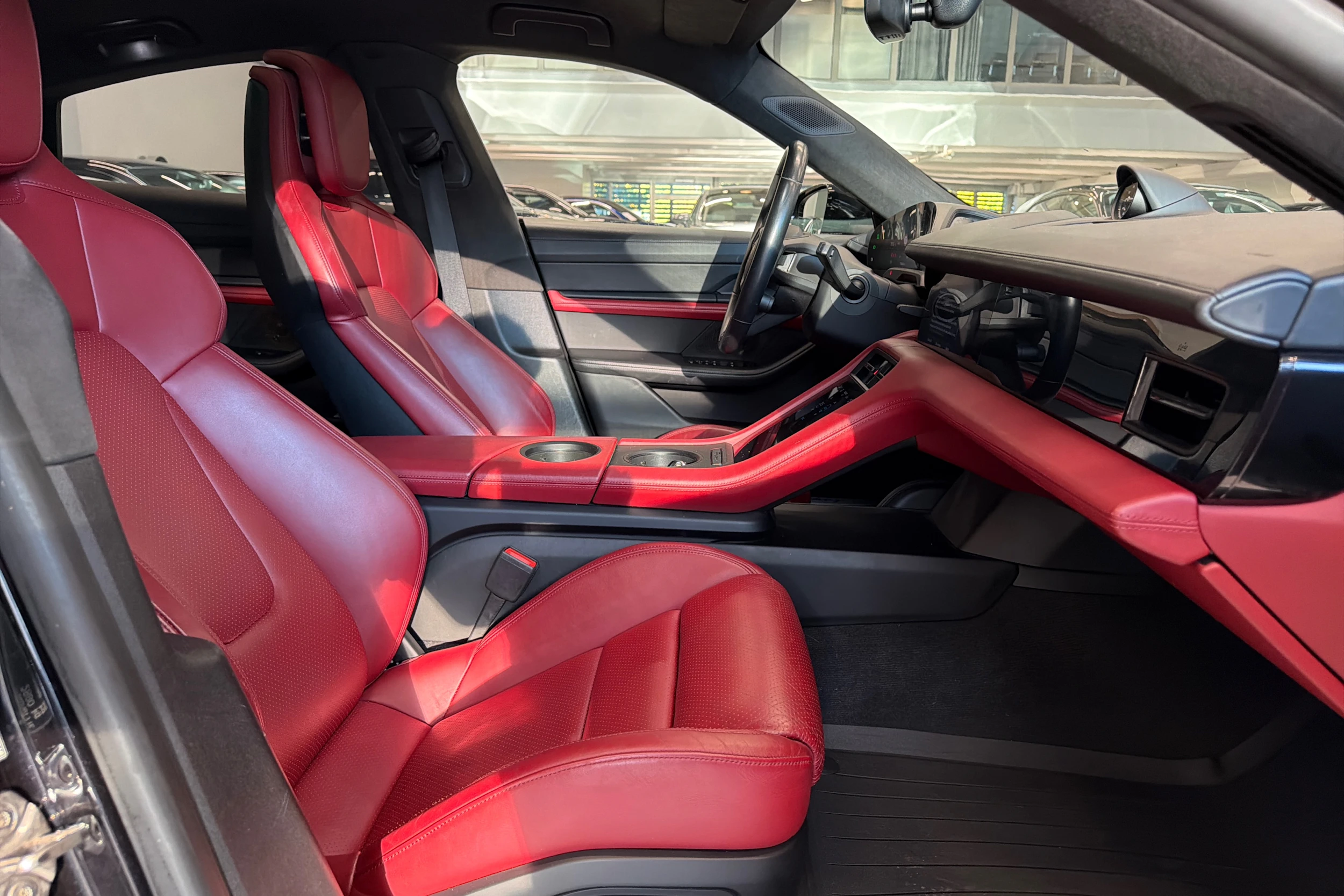 met. Musta Porsche Taycan 2020 kuva 13.