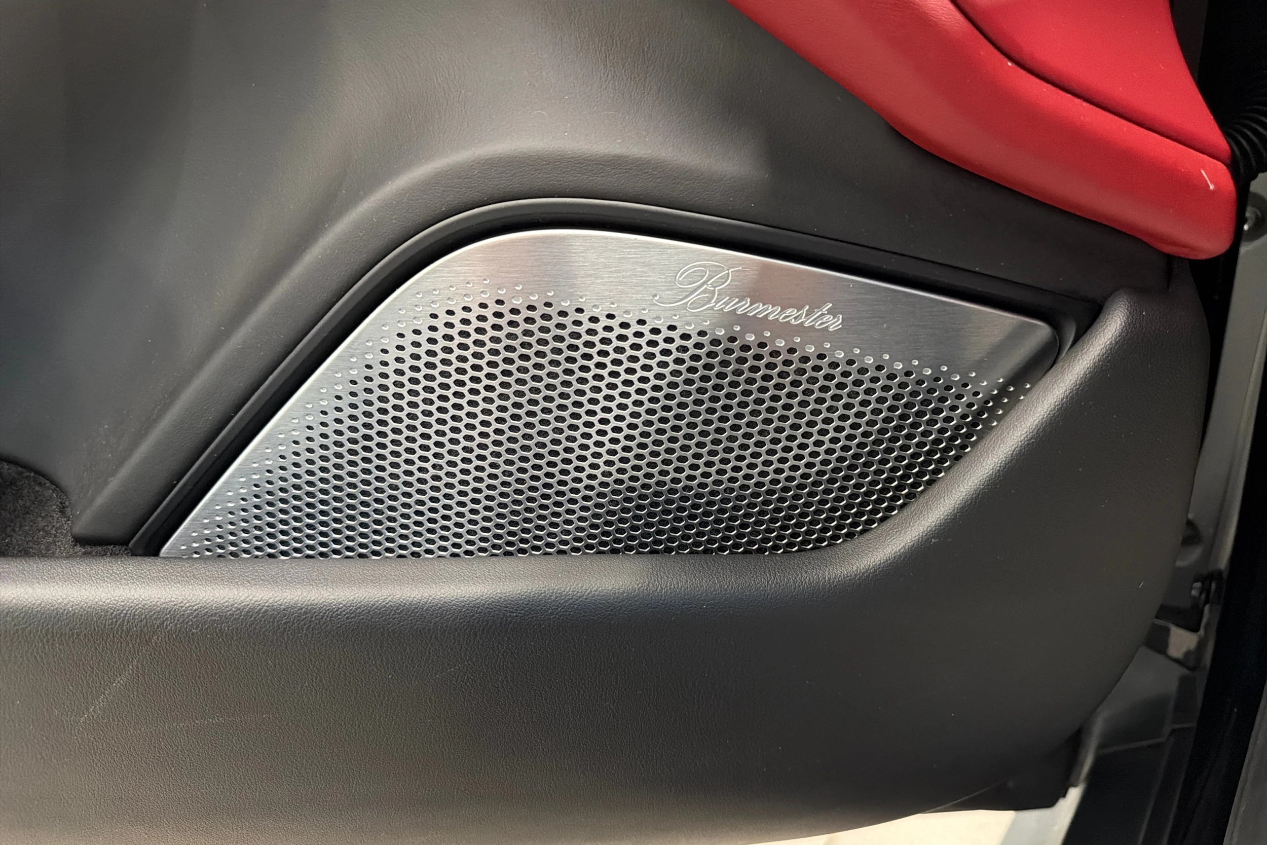 met. Musta Porsche Taycan 2020 kuva 21.