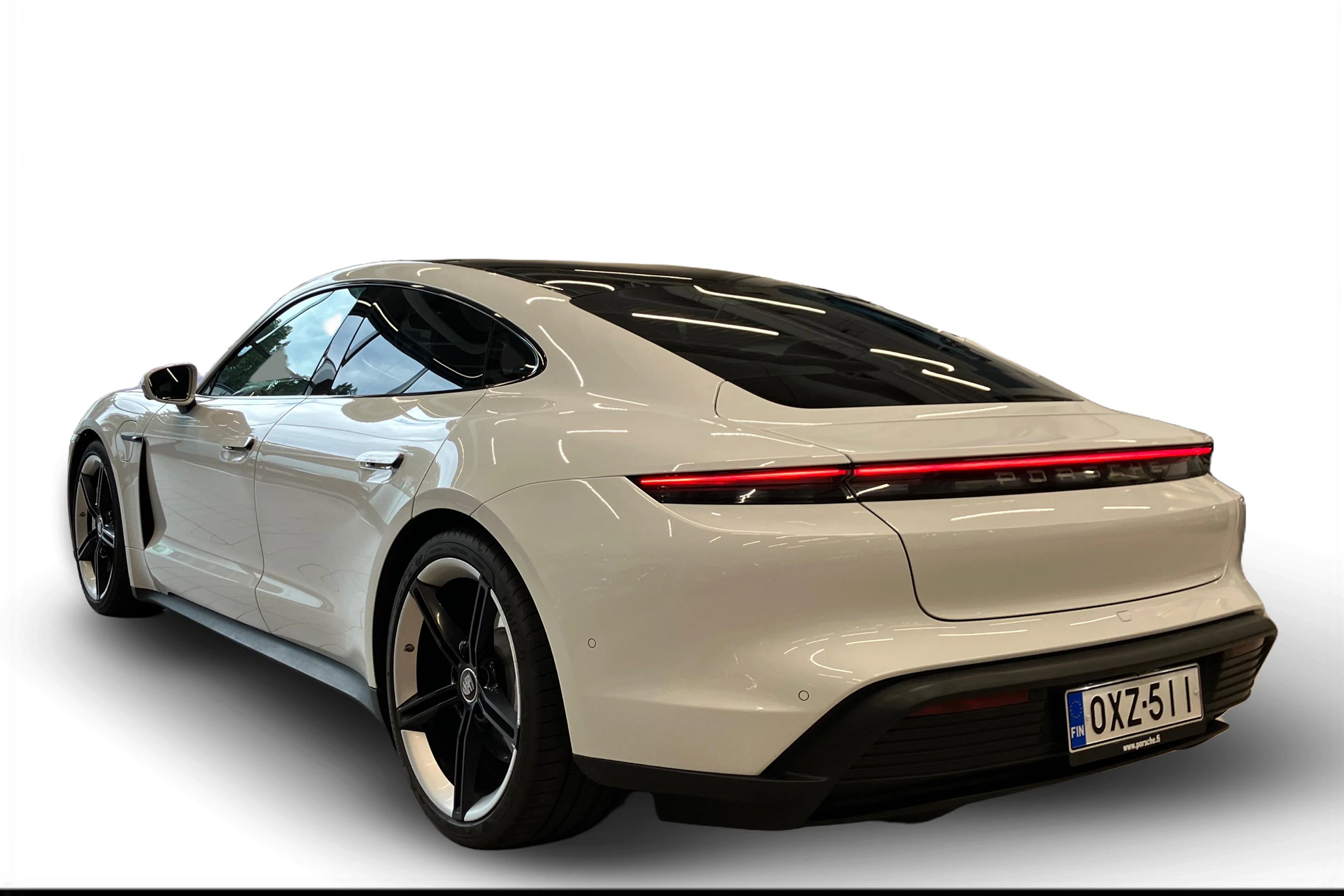valkoinen Porsche Taycan 2020 kuva 2.