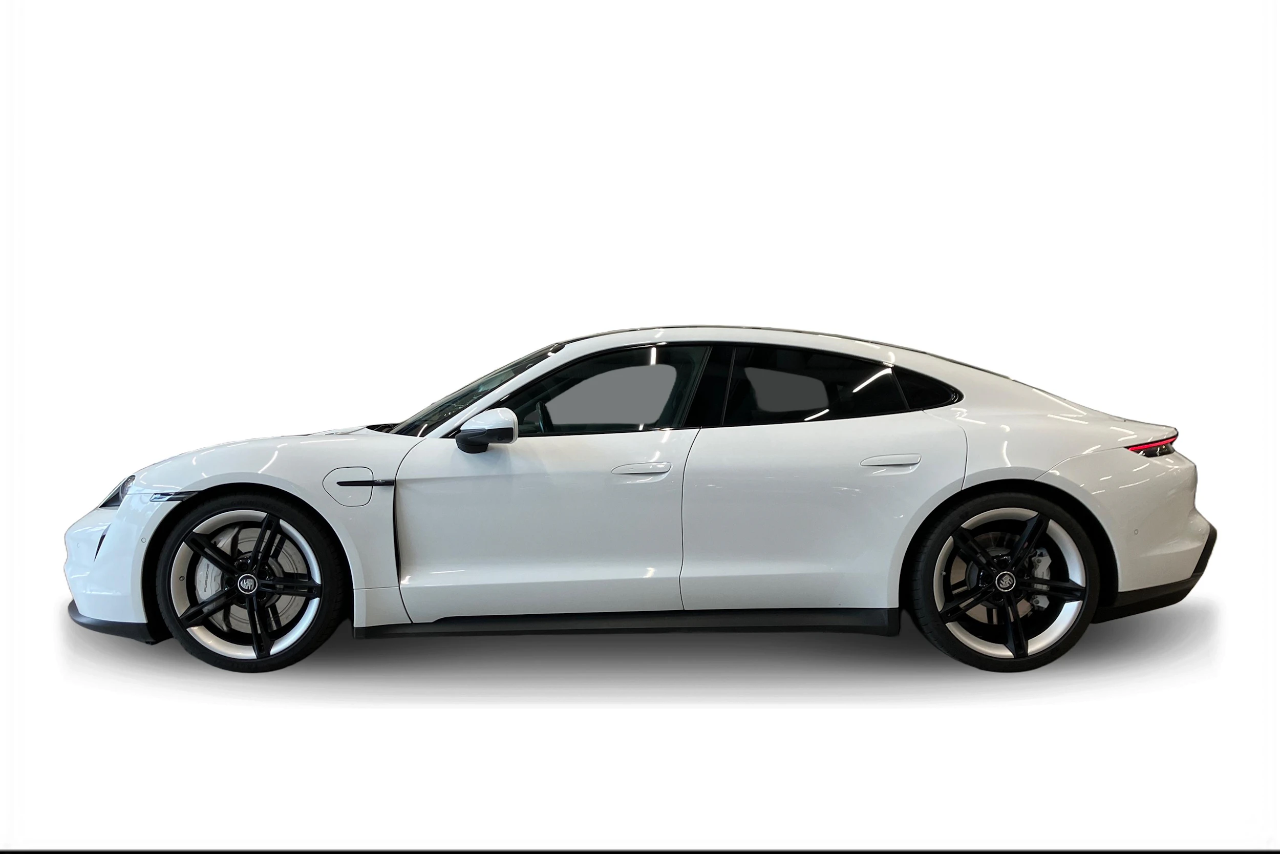 valkoinen Porsche Taycan 2020 kuva 5.