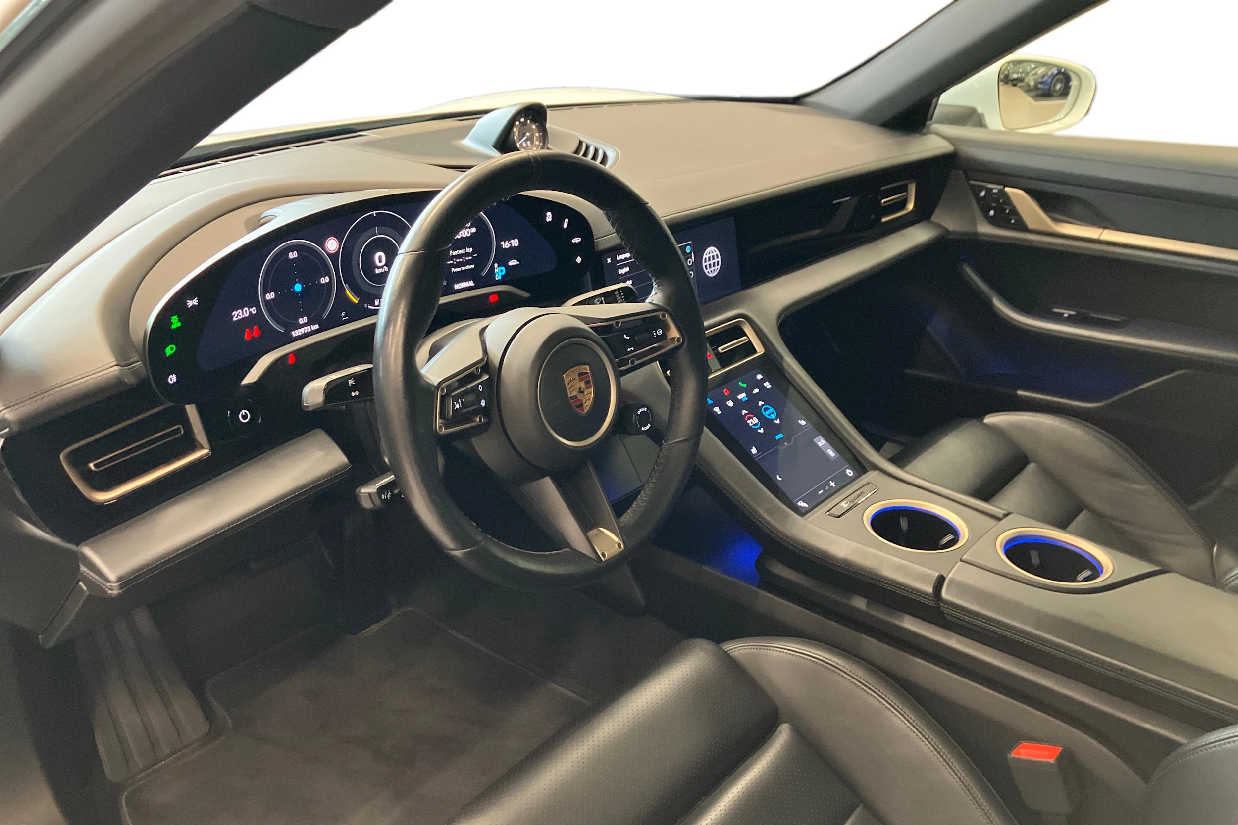 valkoinen Porsche Taycan 2020 kuva 6.