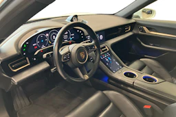 valkoinen Porsche Taycan 2020 kuva 6.
