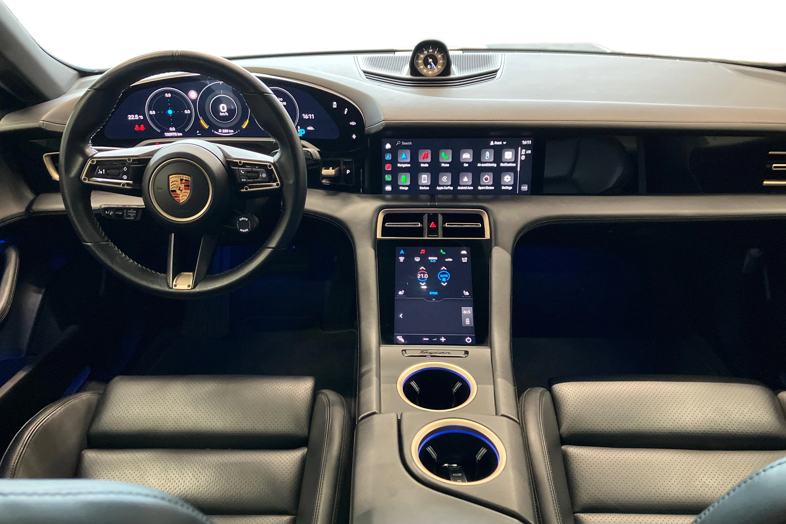 valkoinen Porsche Taycan 2020 kuva 7.
