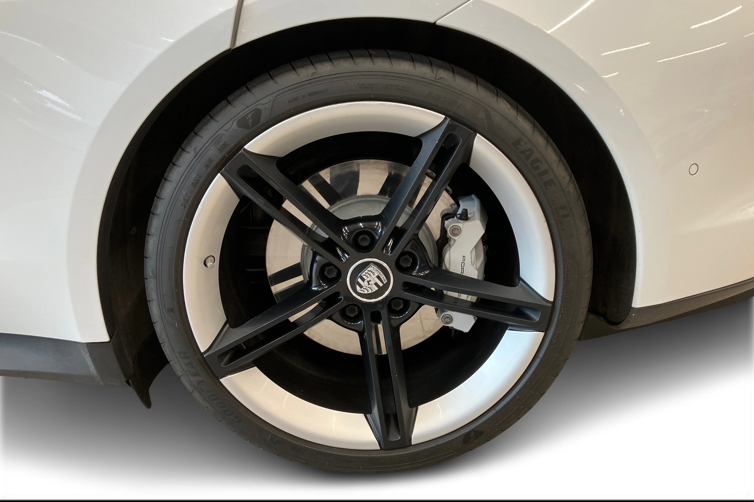 valkoinen Porsche Taycan 2020 kuva 9.