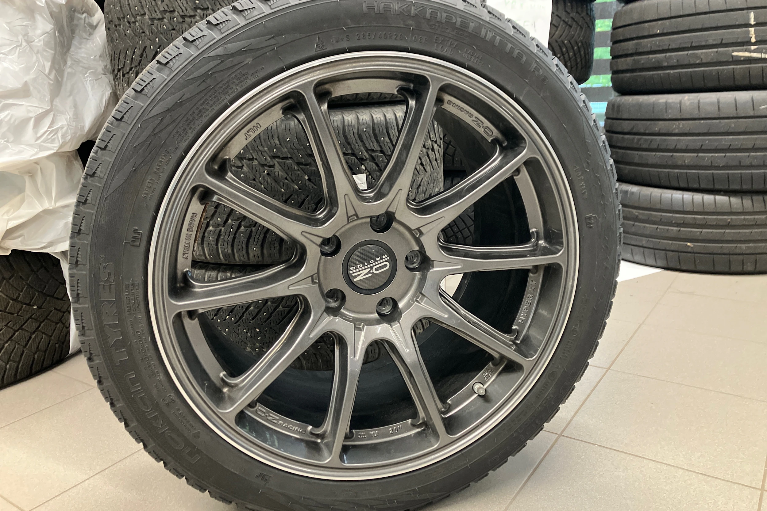 valkoinen Porsche Taycan 2020 kuva 10.