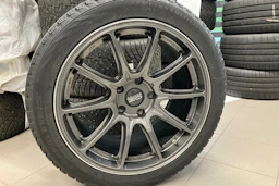 valkoinen Porsche Taycan 2020 kuva 10.