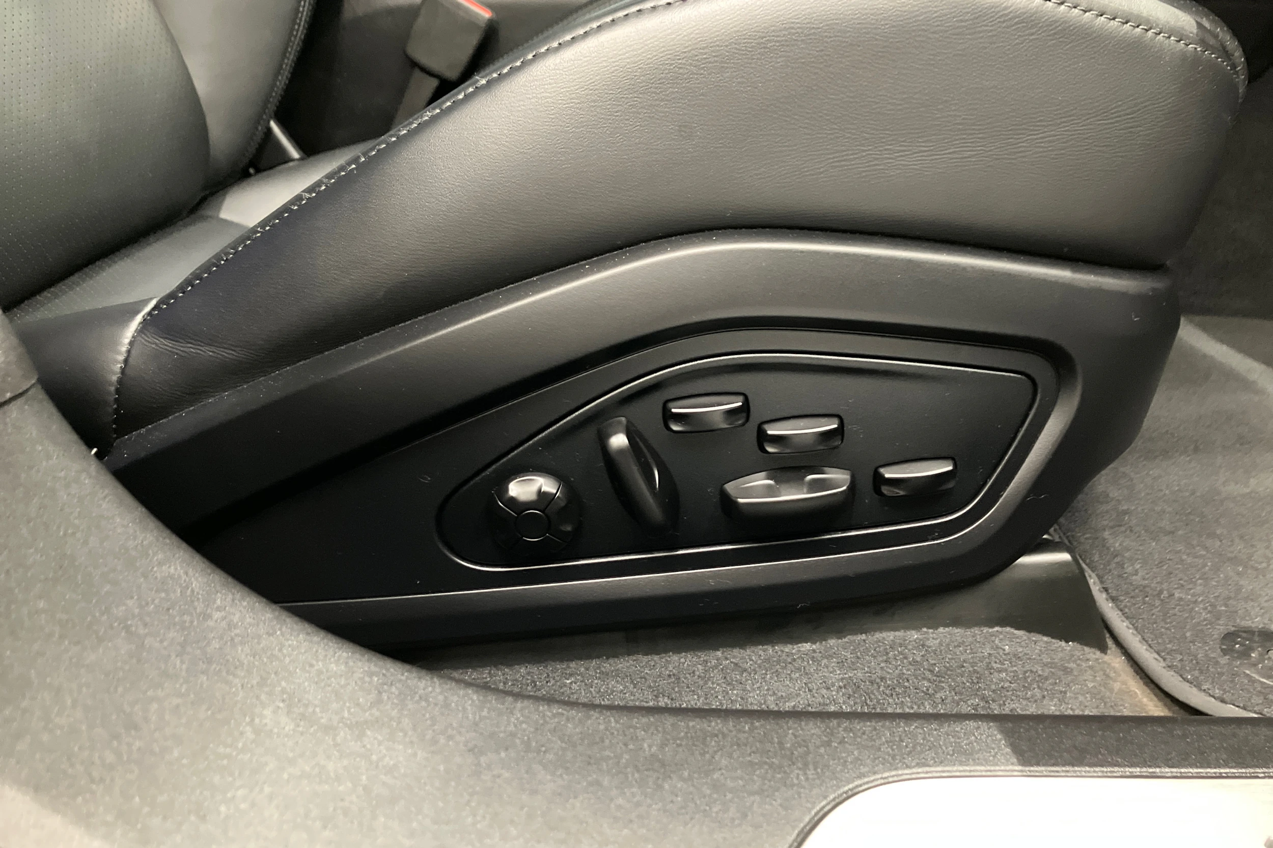 valkoinen Porsche Taycan 2020 kuva 12.