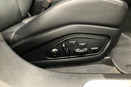 valkoinen Porsche Taycan 2020 kuva 12.