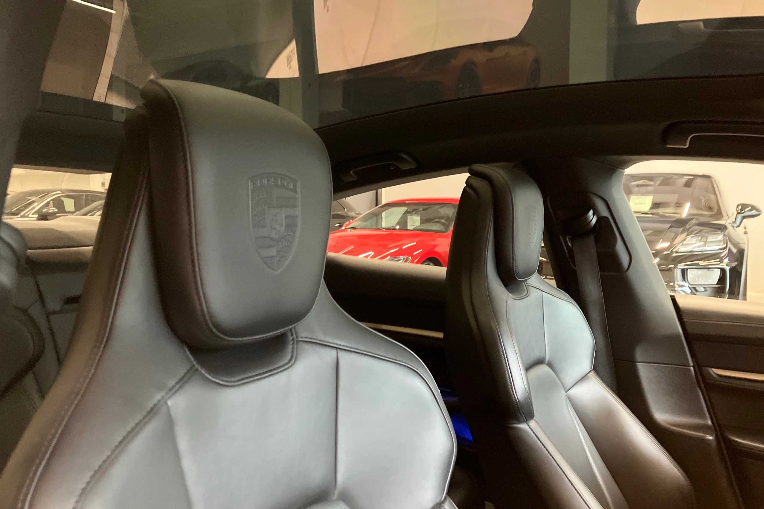 valkoinen Porsche Taycan 2020 kuva 13.