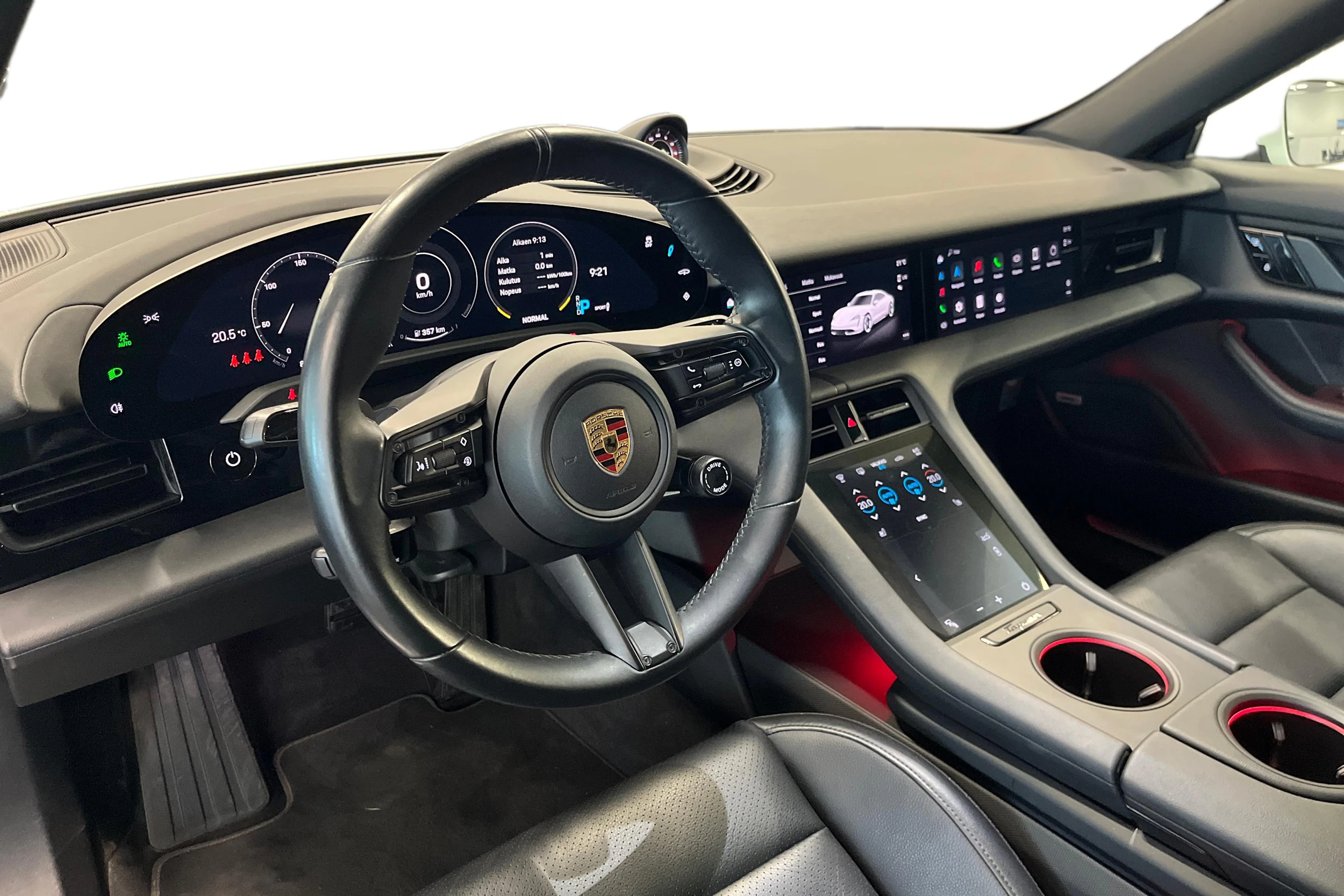 valkoinen Porsche Taycan 2020 kuva 6.