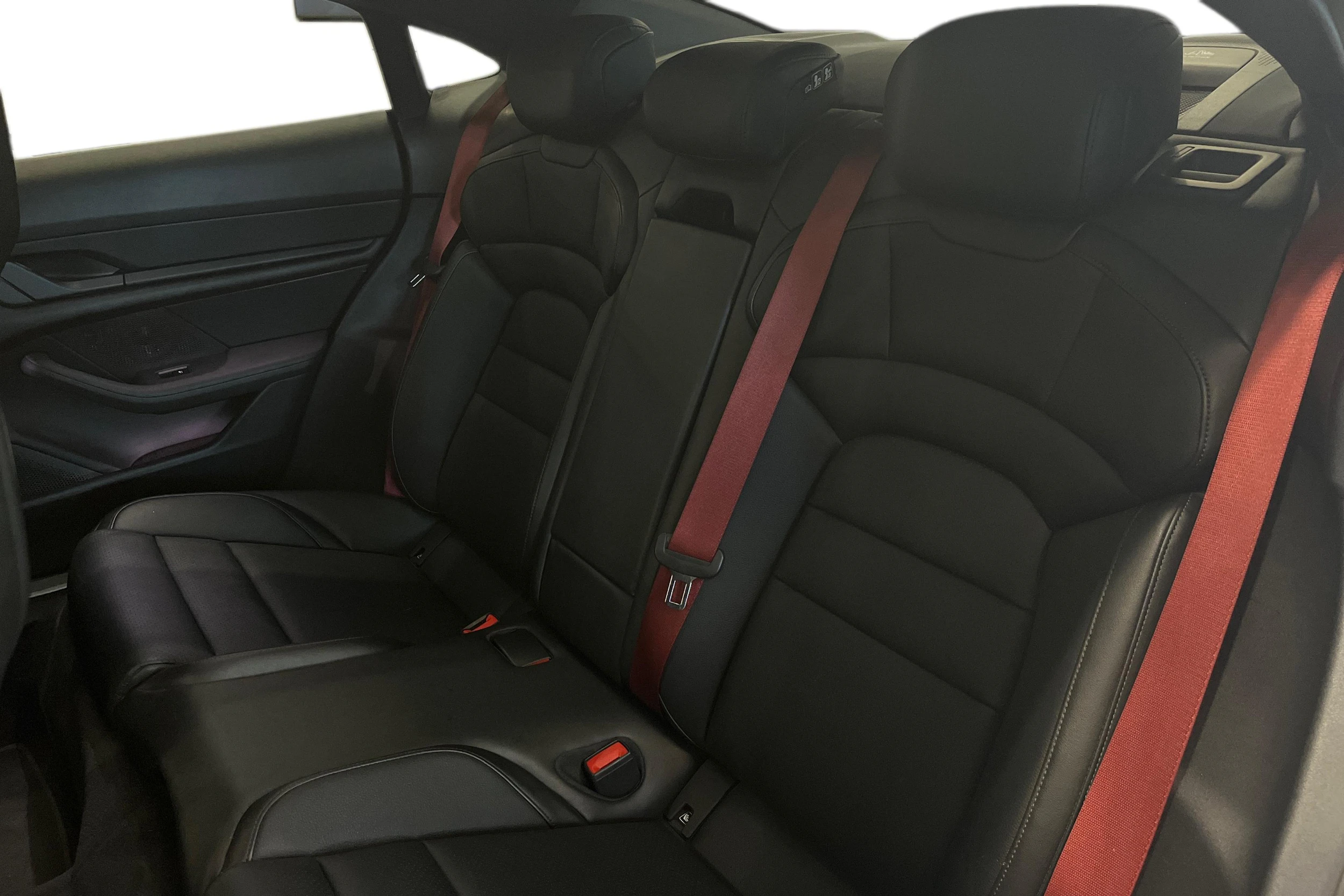 valkoinen Porsche Taycan 2020 kuva 8.