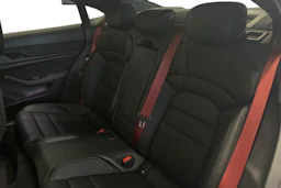 valkoinen Porsche Taycan 2020 kuva 8.