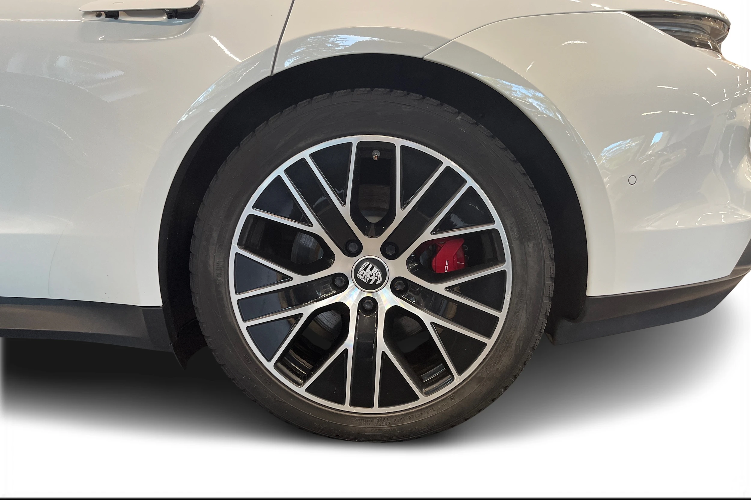 valkoinen Porsche Taycan 2020 kuva 9.