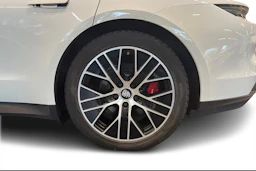 valkoinen Porsche Taycan 2020 kuva 9.