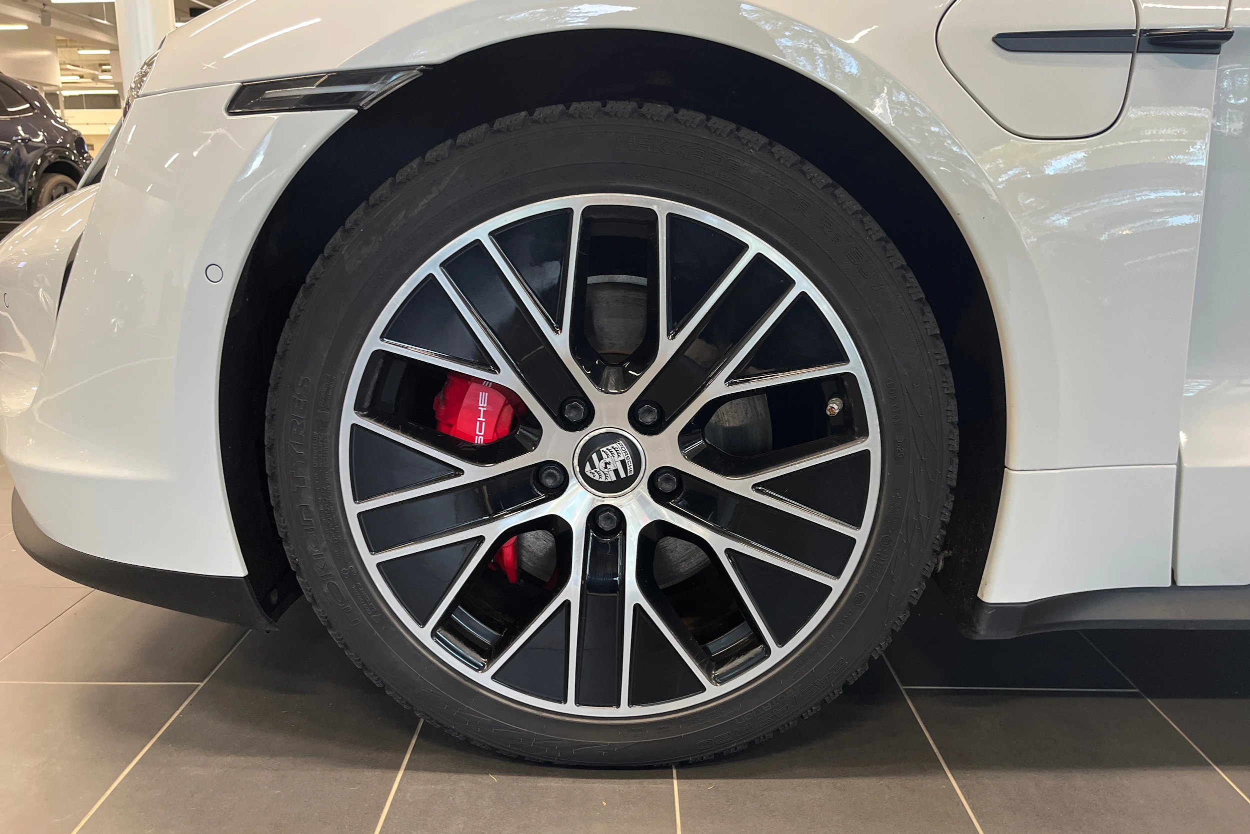 valkoinen Porsche Taycan 2020 kuva 10.