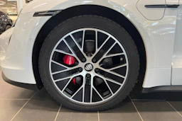 valkoinen Porsche Taycan 2020 kuva 10.