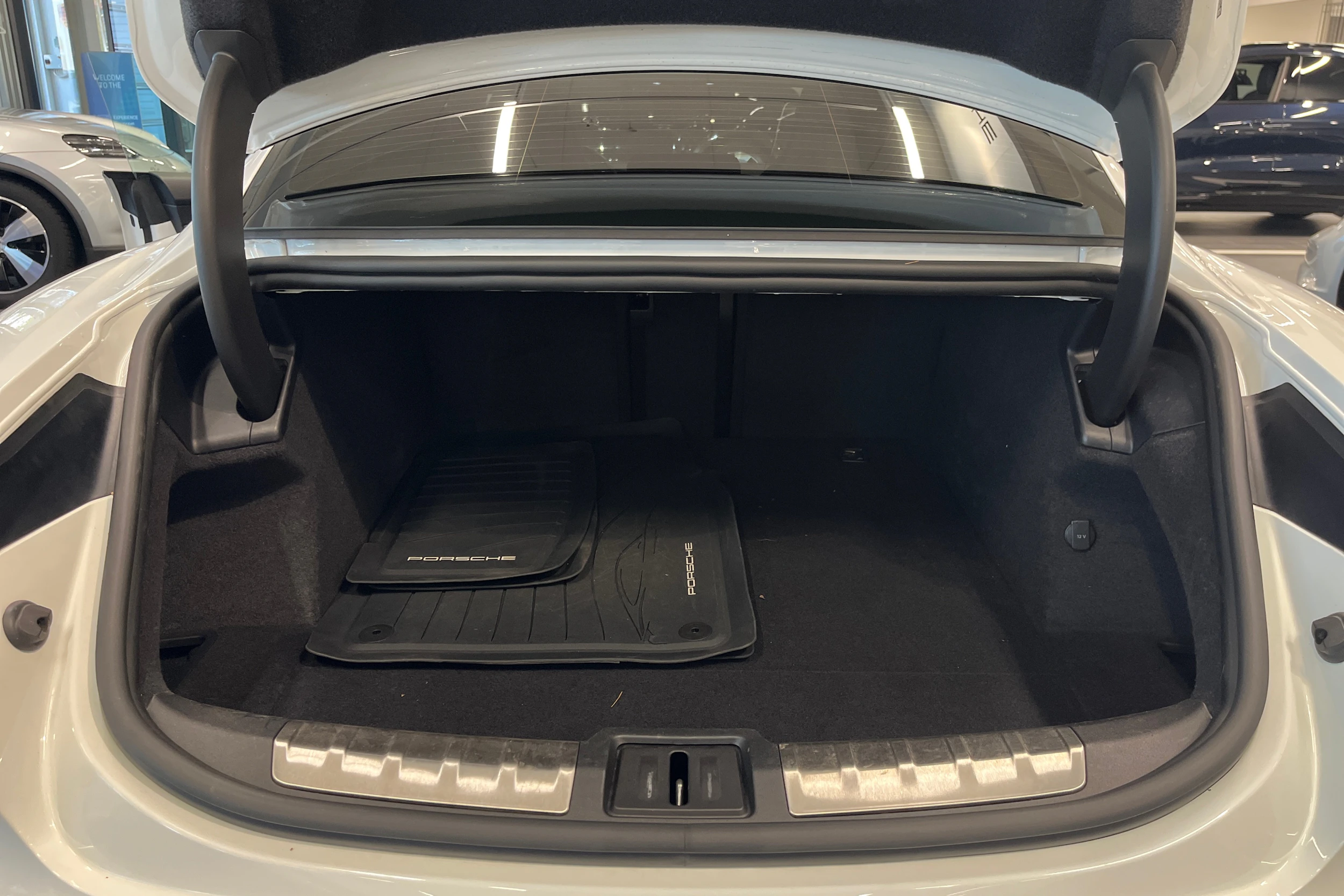 valkoinen Porsche Taycan 2020 kuva 11.
