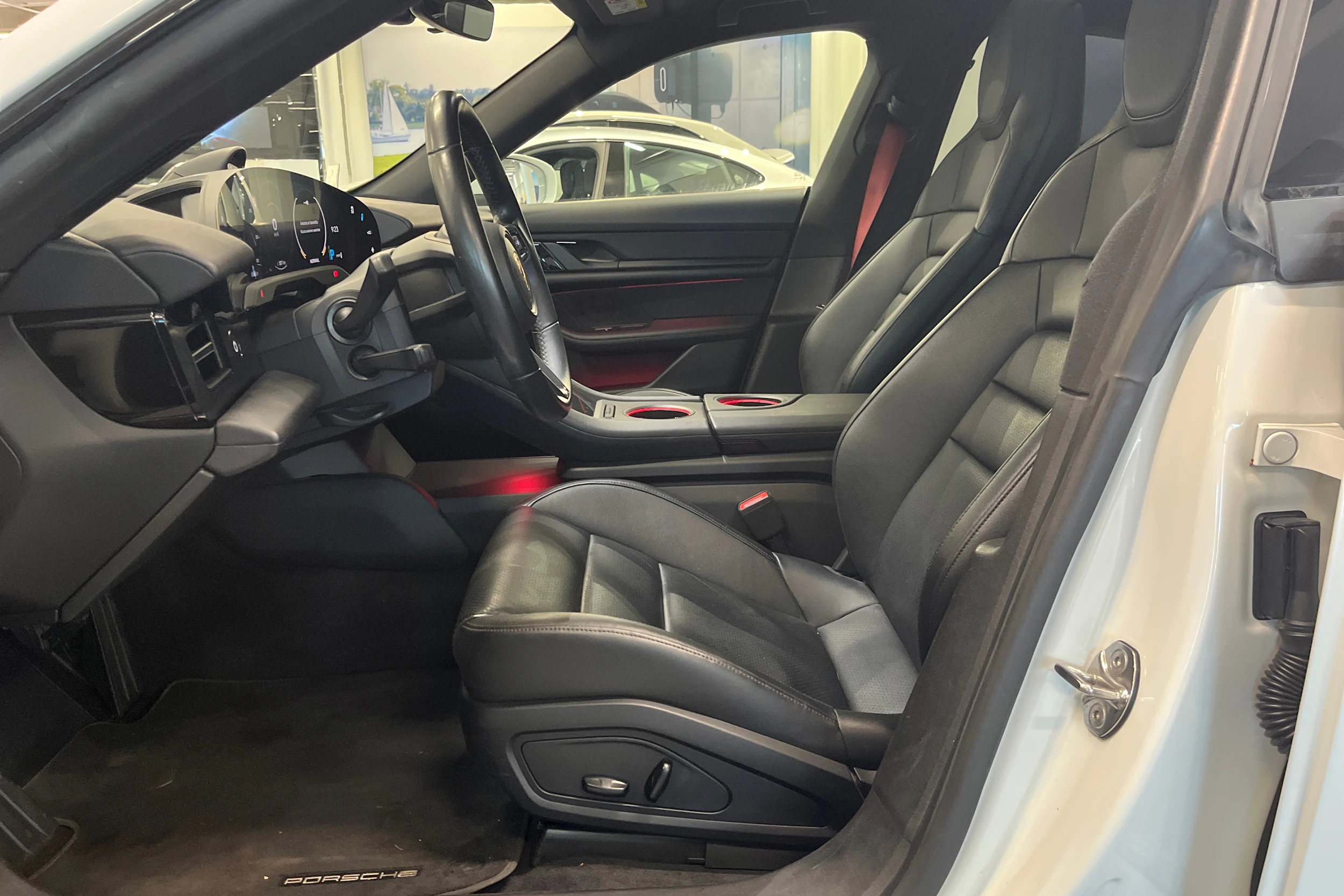 valkoinen Porsche Taycan 2020 kuva 12.