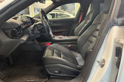 valkoinen Porsche Taycan 2020 kuva 12.
