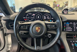 valkoinen Porsche Taycan 2020 kuva 13.