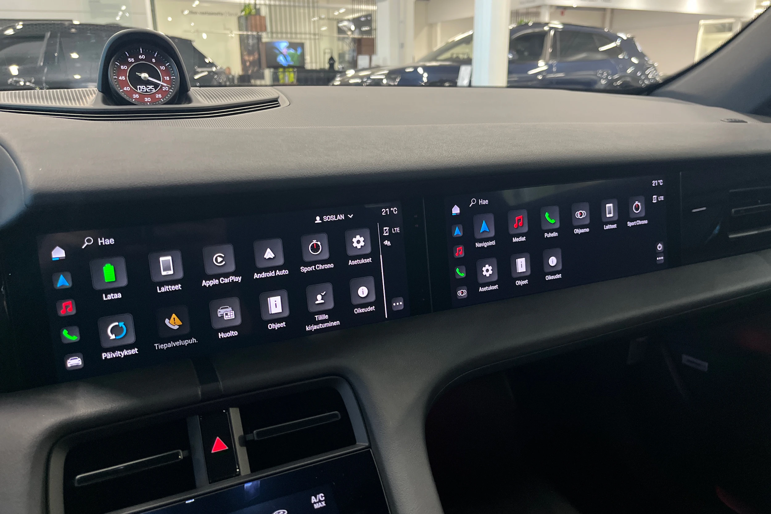 valkoinen Porsche Taycan 2020 kuva 14.