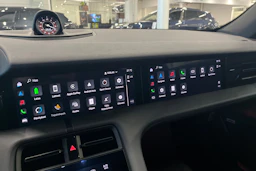 valkoinen Porsche Taycan 2020 kuva 14.