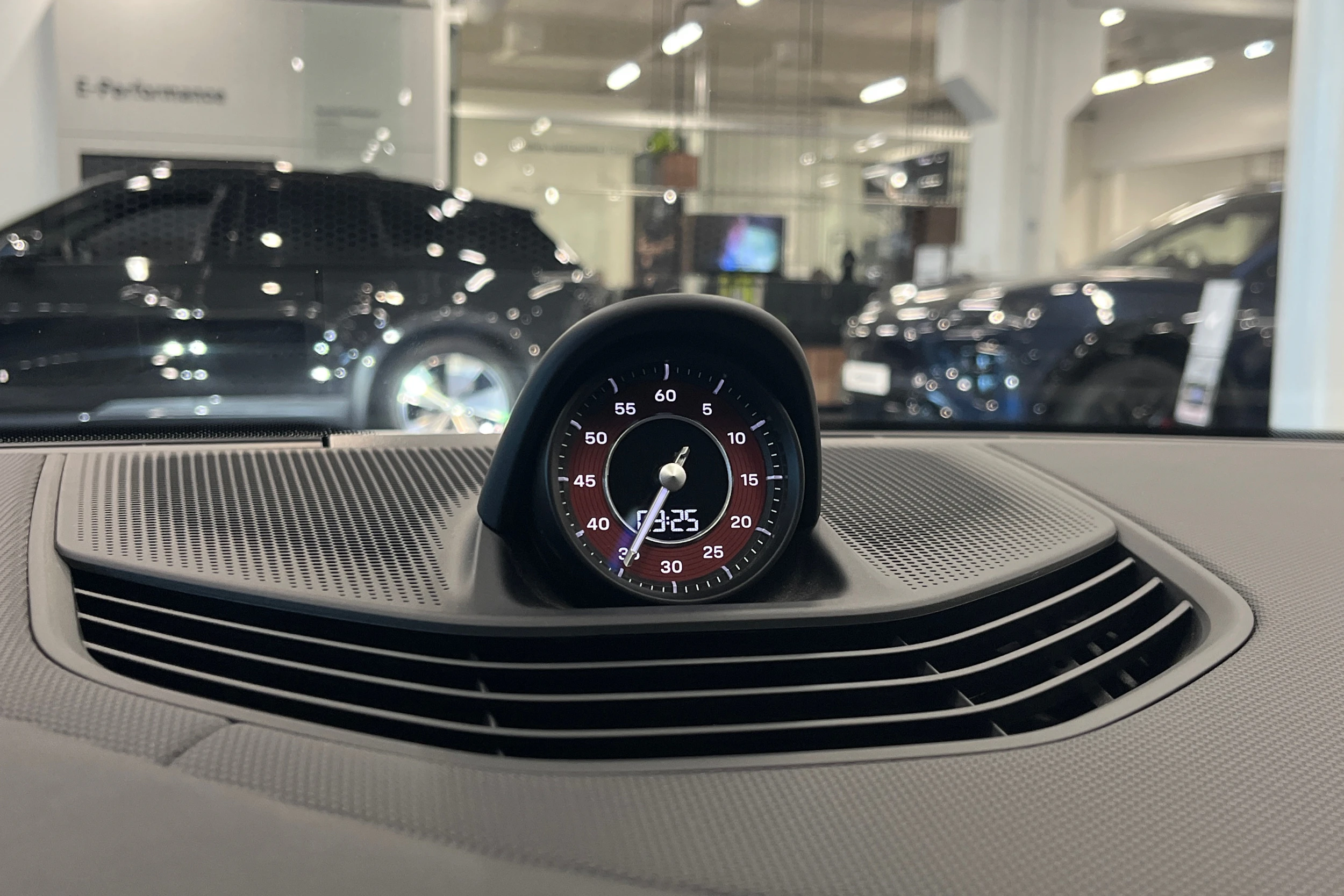 valkoinen Porsche Taycan 2020 kuva 15.