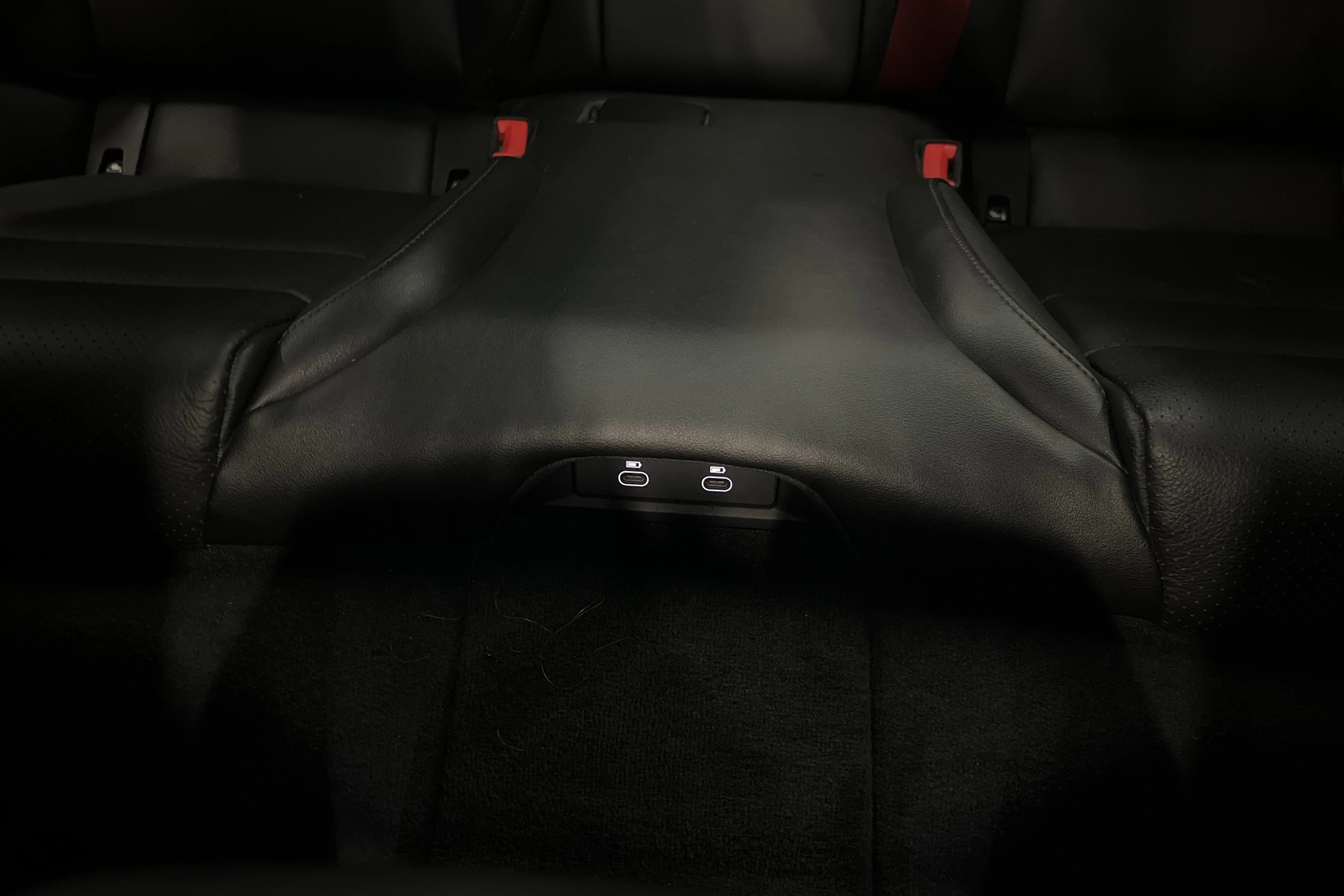 valkoinen Porsche Taycan 2020 kuva 16.