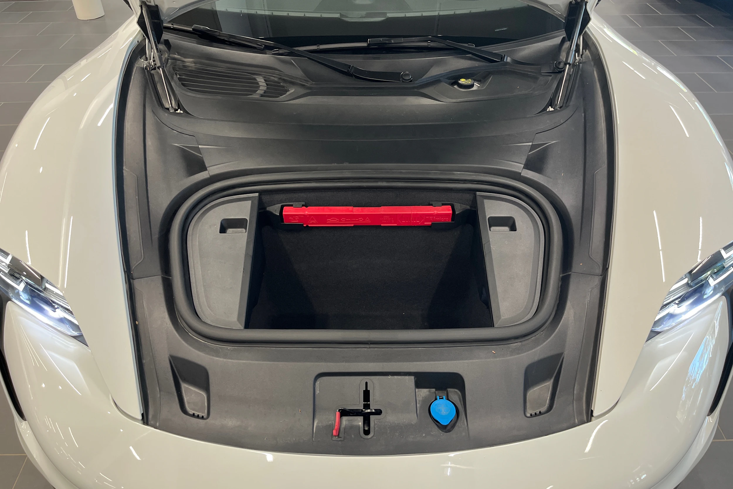 valkoinen Porsche Taycan 2020 kuva 17.