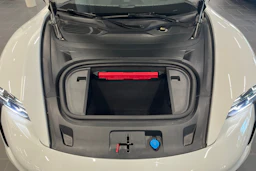 valkoinen Porsche Taycan 2020 kuva 17.