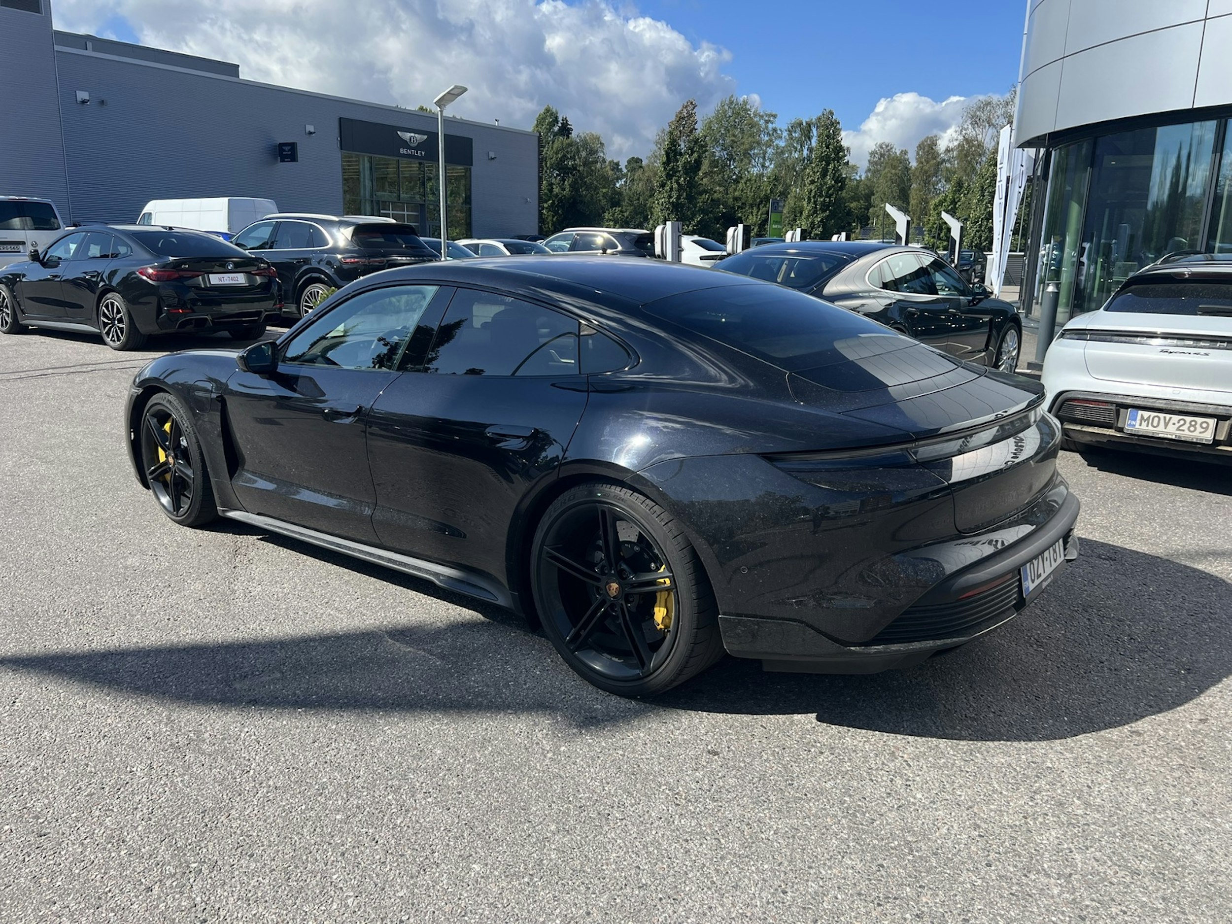 musta Porsche Taycan 2020 kuva 2.