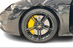 musta Porsche Taycan 2020 kuva 8.