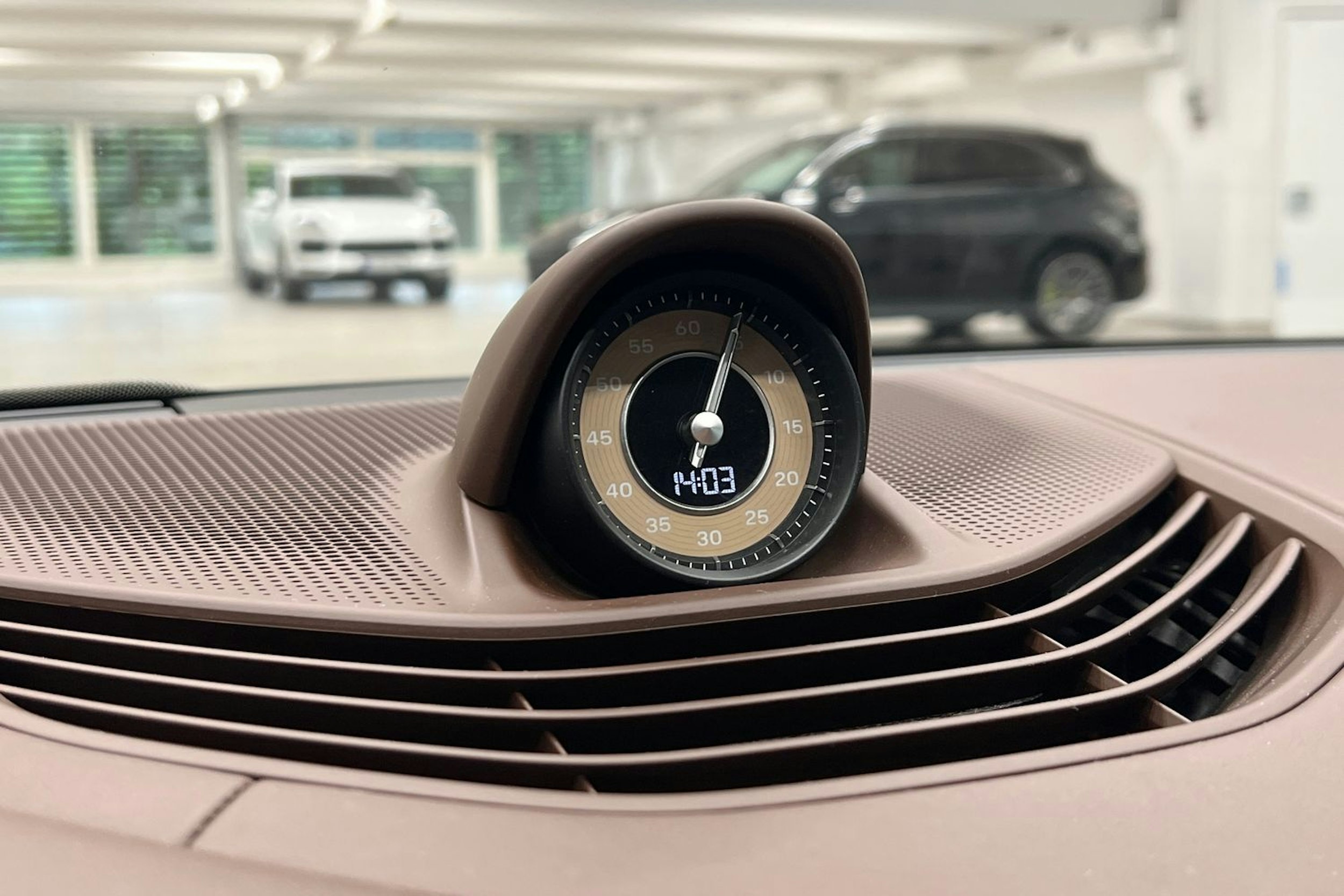 musta Porsche Taycan 2020 kuva 10.