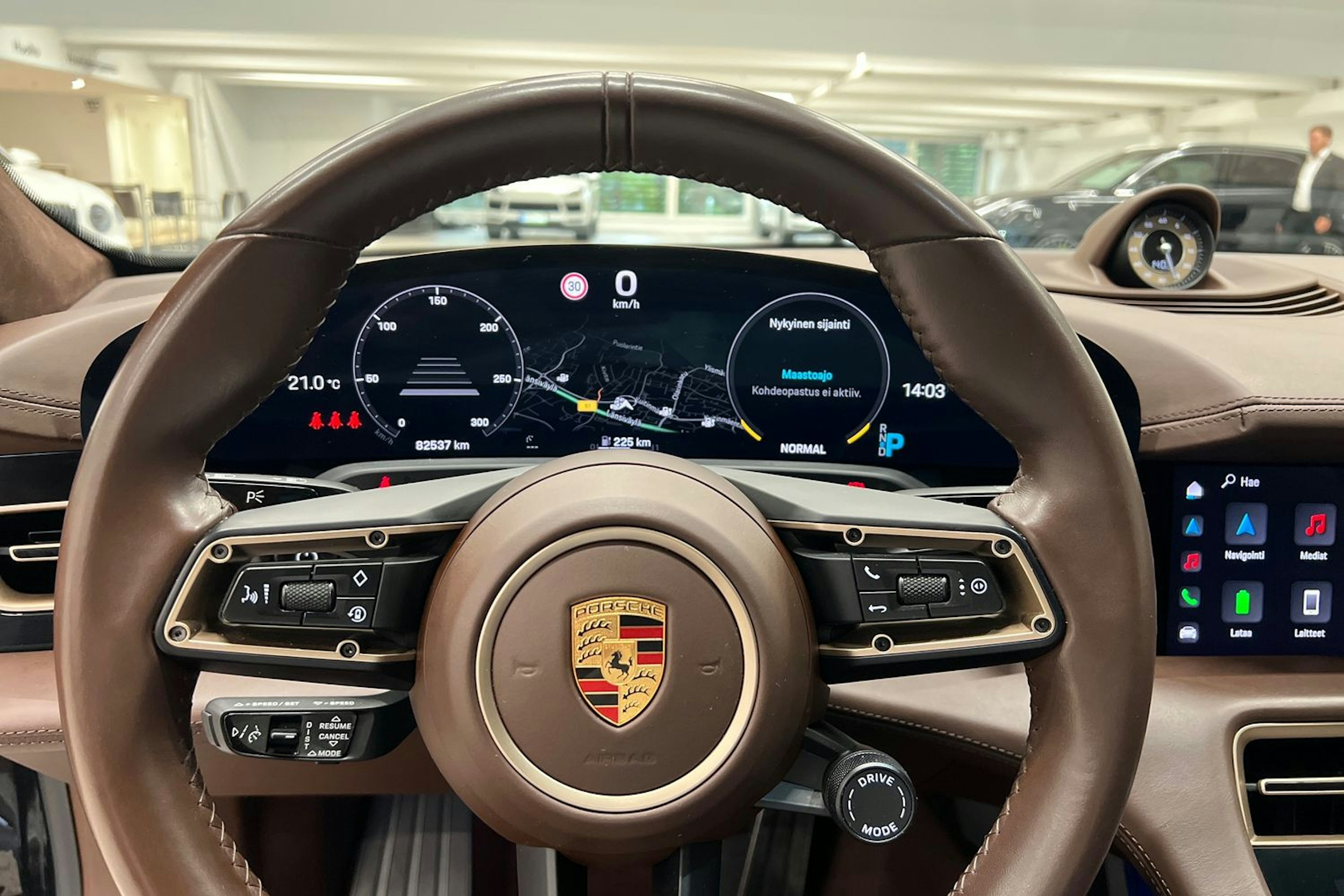 musta Porsche Taycan 2020 kuva 11.