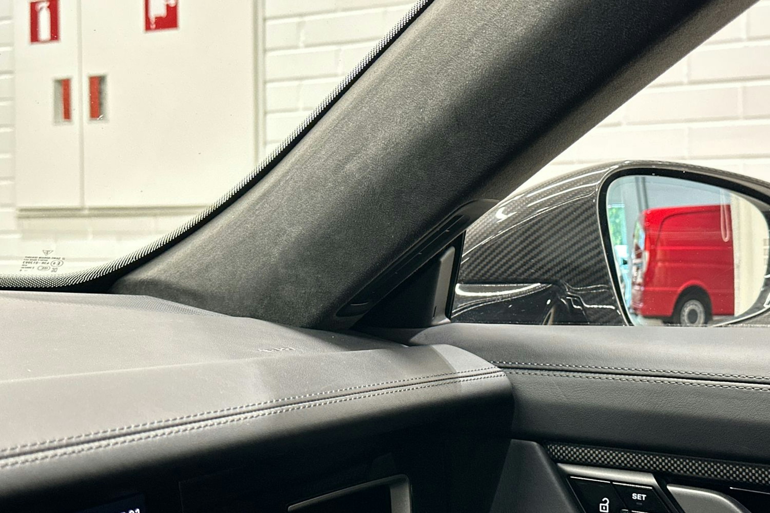 Musta Porsche Taycan 2020 kuva 24.