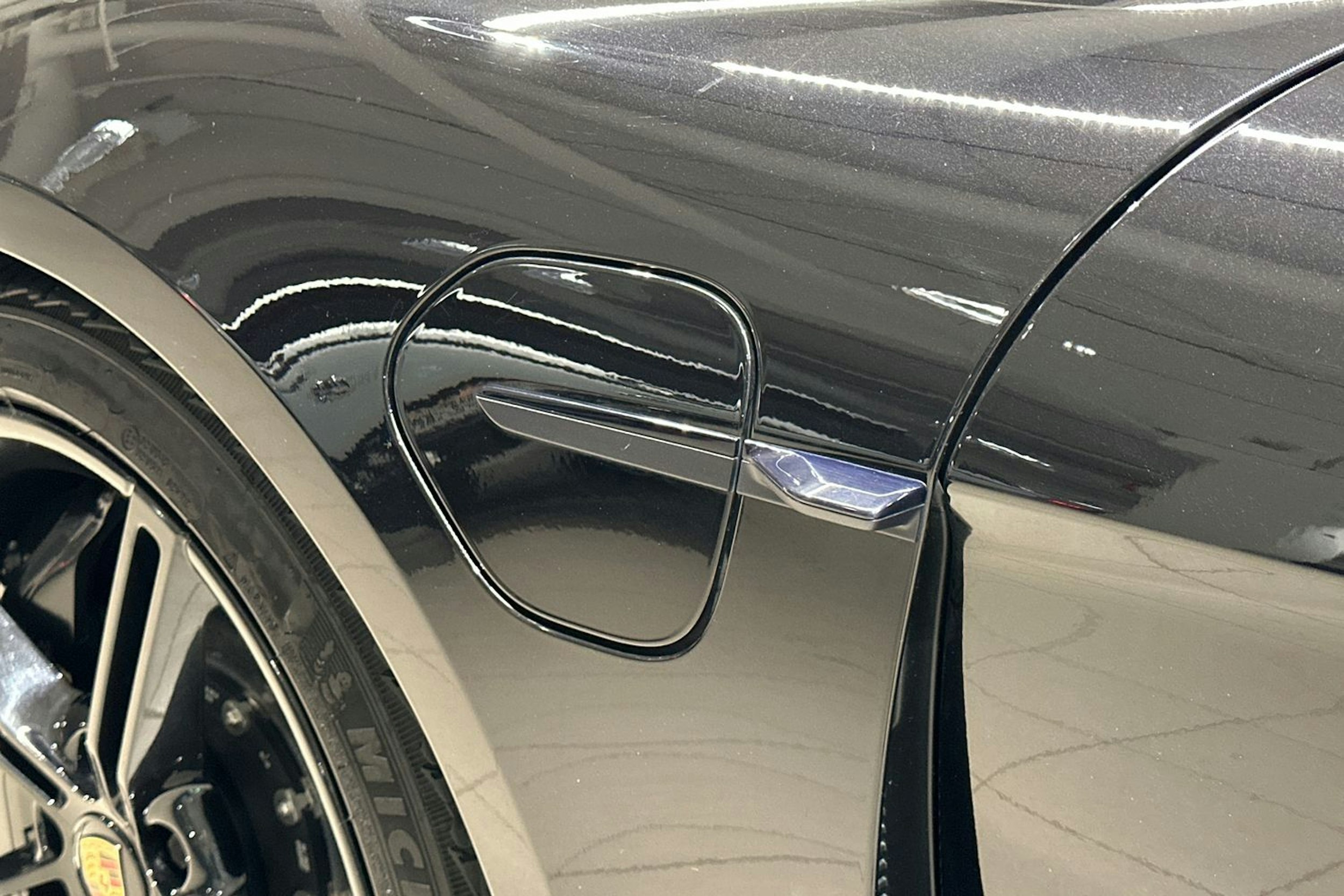 Musta Porsche Taycan 2020 kuva 27.
