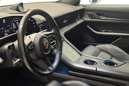 valkoinen Porsche Taycan 2020 kuva 5.
