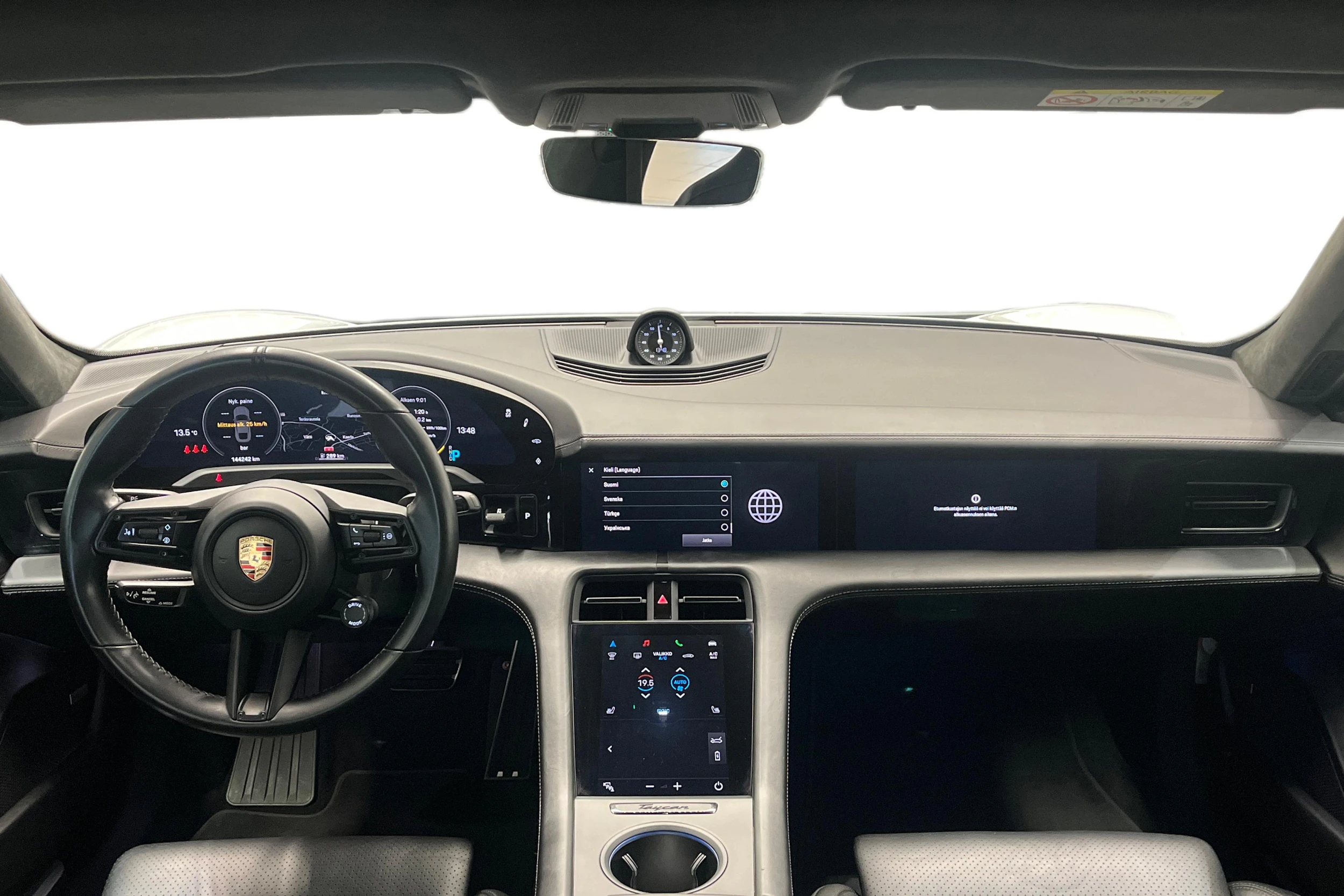 valkoinen Porsche Taycan 2020 kuva 6.