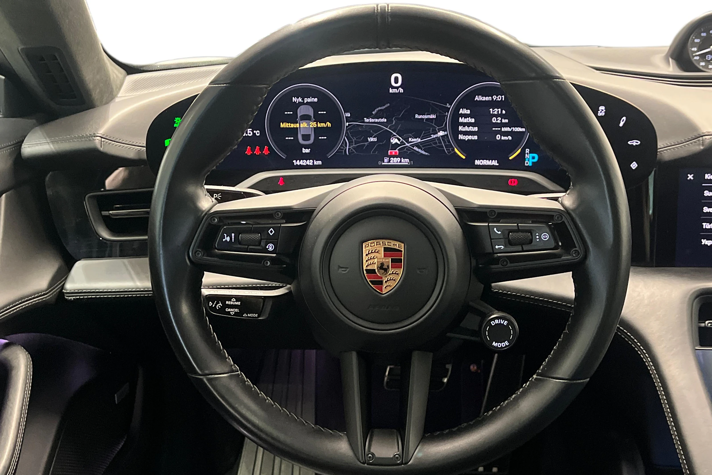 valkoinen Porsche Taycan 2020 kuva 9.
