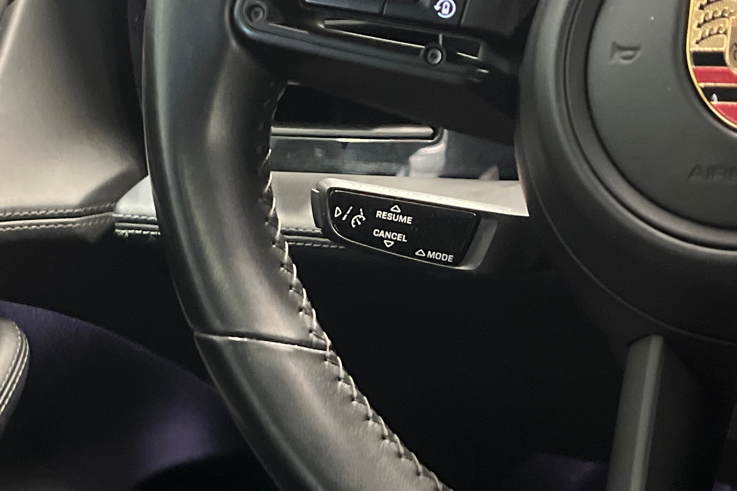 valkoinen Porsche Taycan 2020 kuva 10.