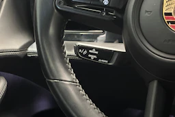 valkoinen Porsche Taycan 2020 kuva 10.