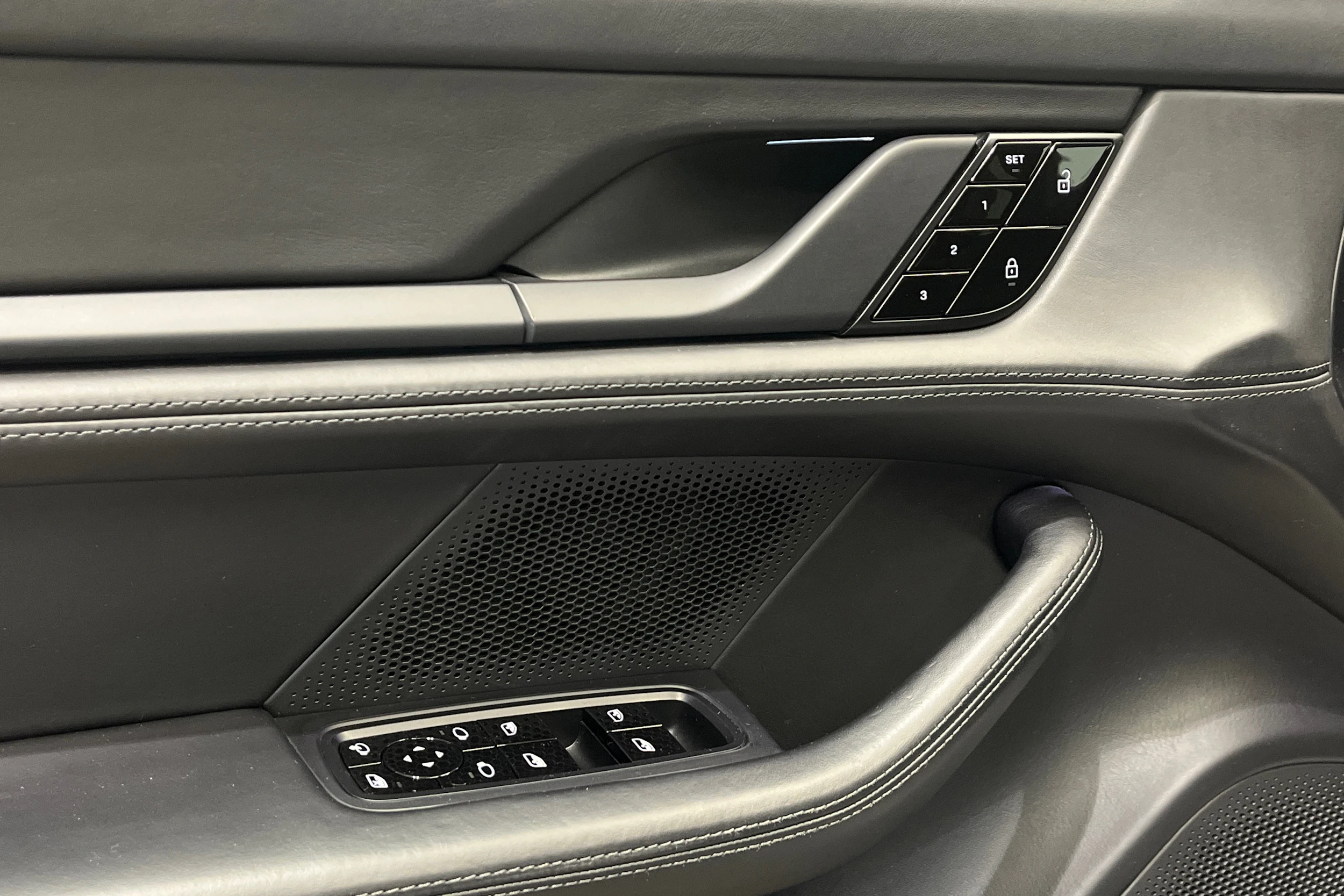 valkoinen Porsche Taycan 2020 kuva 12.