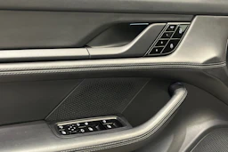 valkoinen Porsche Taycan 2020 kuva 12.