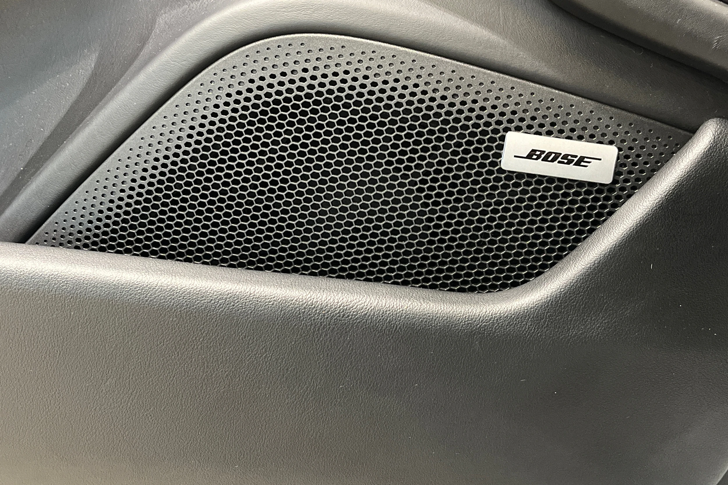 valkoinen Porsche Taycan 2020 kuva 13.