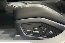 valkoinen Porsche Taycan 2020 kuva 14.
