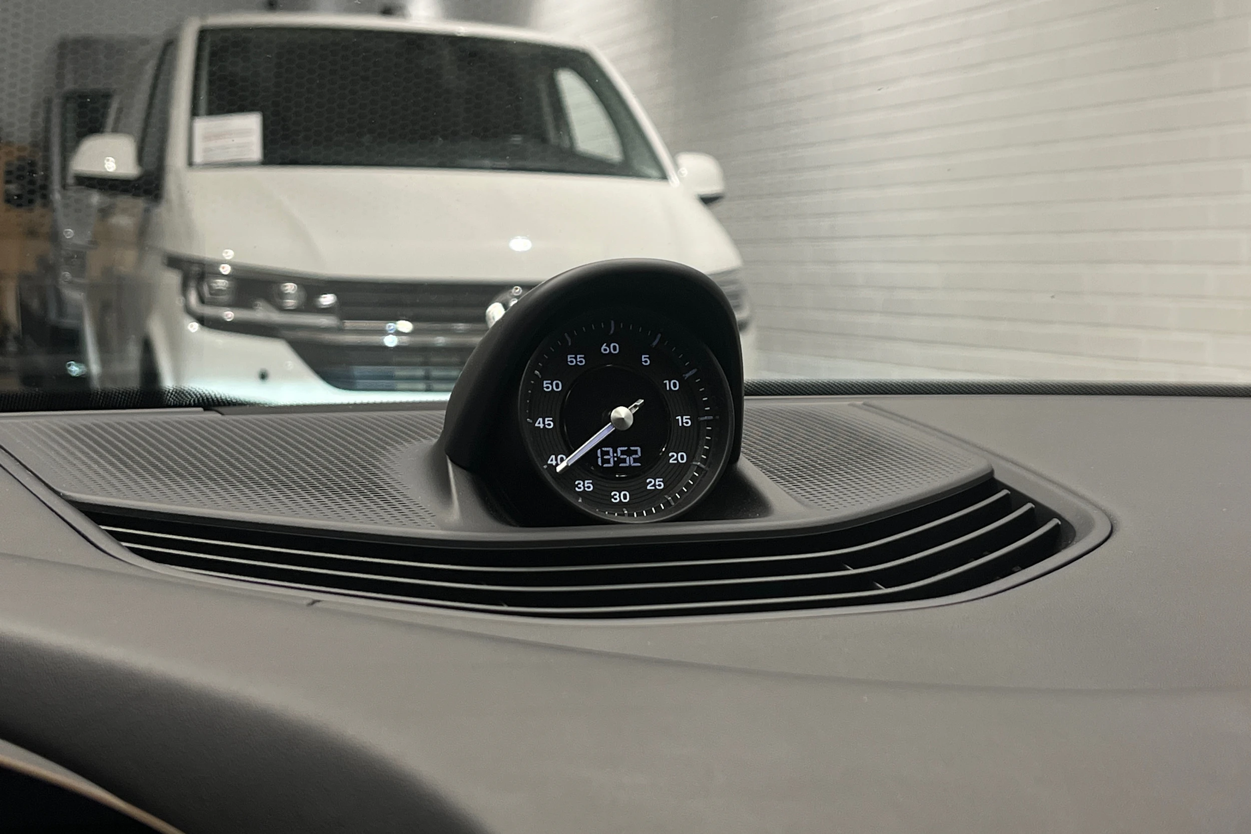 valkoinen Porsche Taycan 2020 kuva 15.