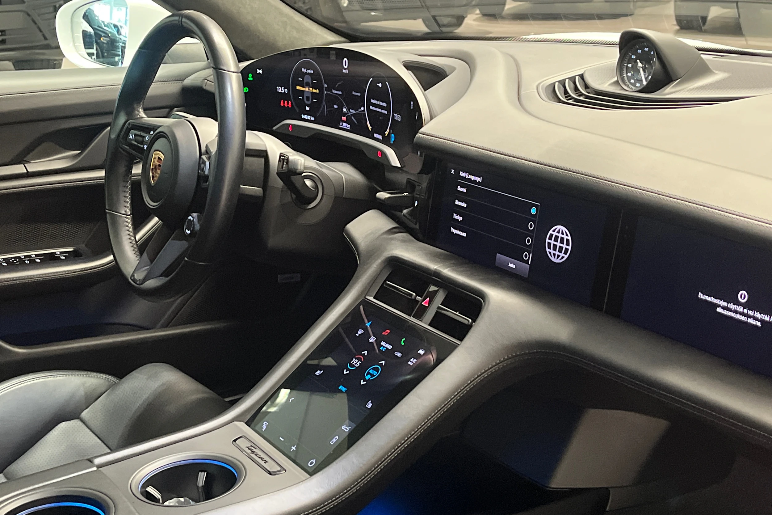 valkoinen Porsche Taycan 2020 kuva 16.