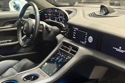 valkoinen Porsche Taycan 2020 kuva 16.